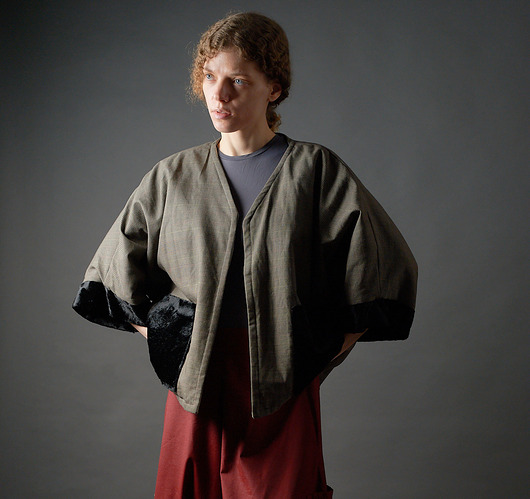 marynarki damskie Żakiet kimonowy  w zieloną kratkę wykończany czarnym welurem j