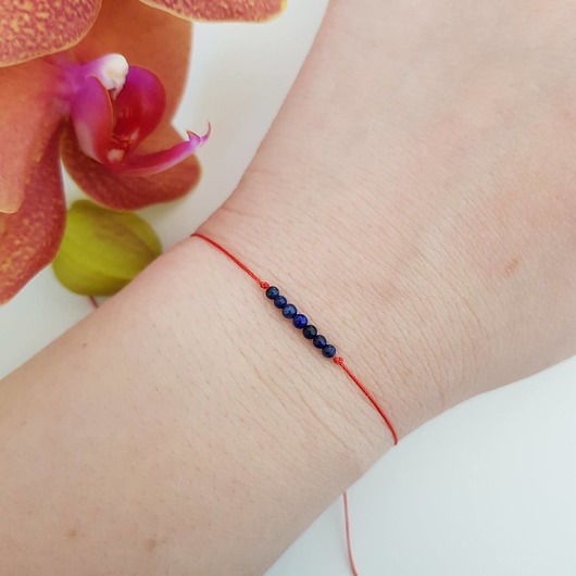 Bransoletka lapis lazuli na czerwonym sznureczku Magneska