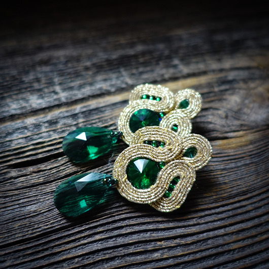Szmaragdowo- złote  kolczyki soutache Mró Soutache