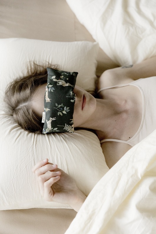 akcesoria do jogi Poduszka relaksacyjna na oczy z ekologicznymi nasionami lnu i kwiatami lawendy.