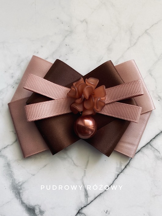 broszki Kolekcja Kwiatowa   Brosza z kwiatem i perłą w kolorze brązowym