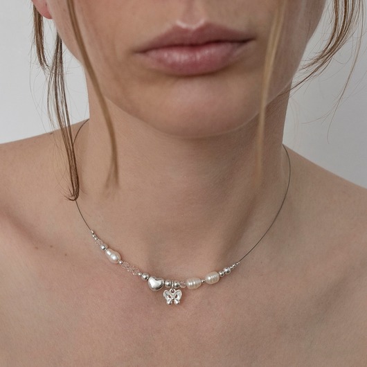 chokery Minimalistyczny choker z perłami i motylkiem