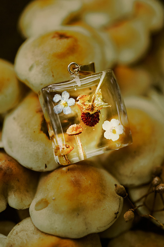 wisiory Naszyjnik z żywicy z niezapominajkami, poziomką i grzybkami