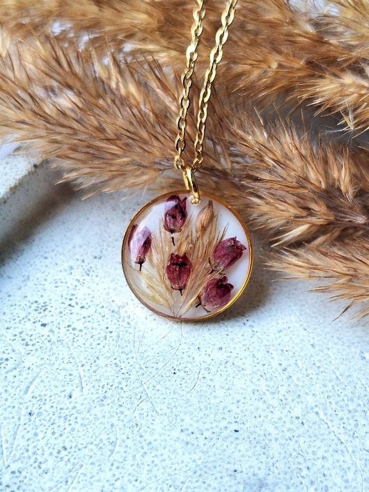 wisiory Wisiorek z żywicy z wrzoścem i trawą