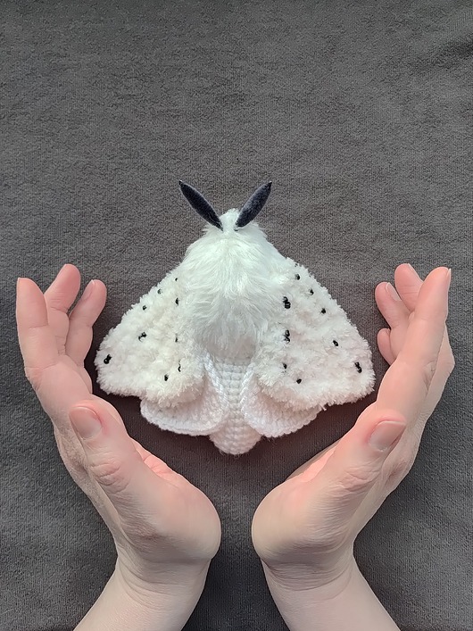 breloki Ćma biała tekstylna zawieszka do torby / dekoracja