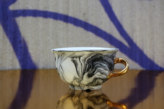 Porcelanowa filiżanka ze złotym uchem Grafik Mosko Ceramics