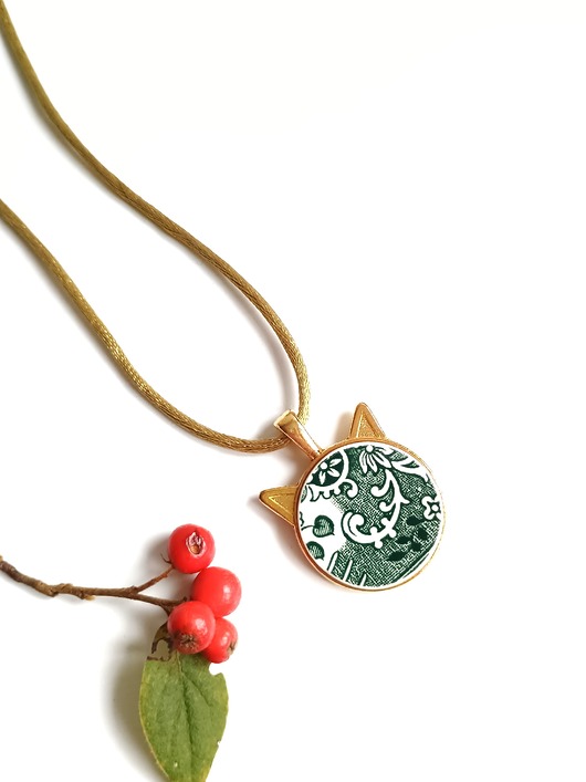 wisiory Naszyjnik w zielone wzory kot