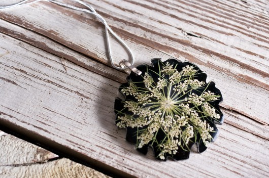 Naszyjnik z kwiatem zatopionym w żywicy So Jewelry