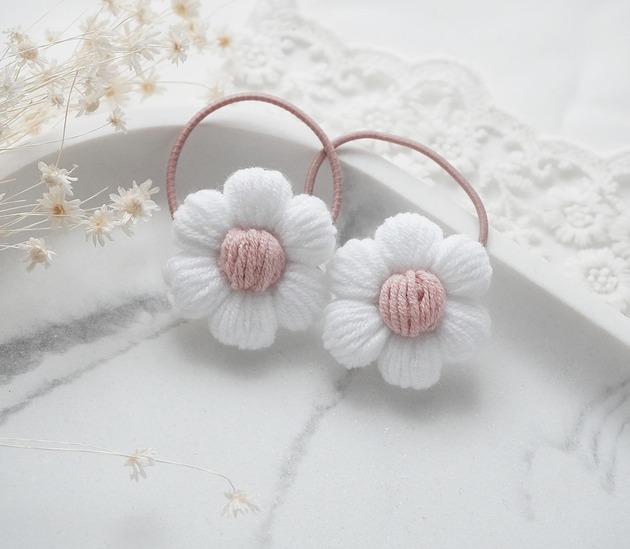 ozdoby do włosów dla dzieci Gumka do włosów dla dziewczynki kwiatek biały LUNA GL09