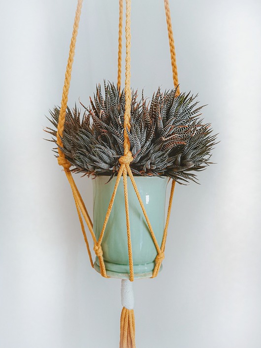 Kwietnik wiszący ze sznurka. Warkocz Hygge Macrame