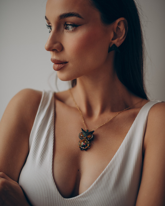 naszyjniki - inne Naszyjnik z Sową - Ręcznie Szyta Biżuteria z Kryształów Preciosa