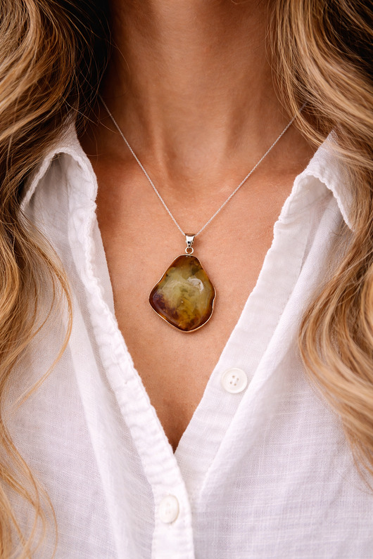 wisiory Unikatowy wisior z bursztynu bałtyckiego i srebra - Zawieszka bursztynowya