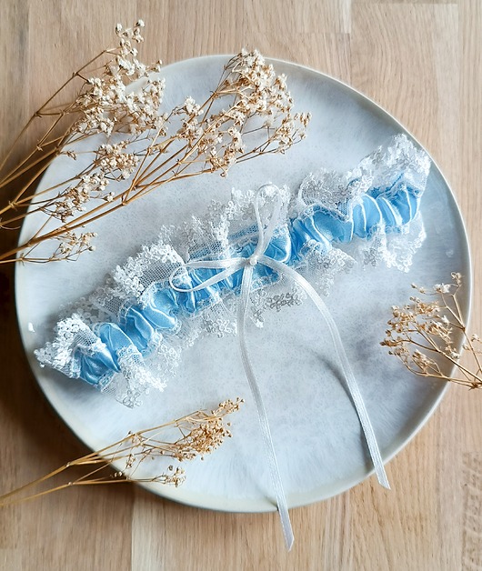 dodatki ślubne Podwiązka ślubna Cyntia niebieska z koronką off white