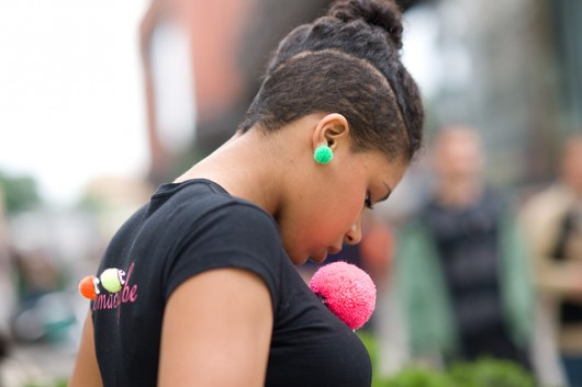 duża broszka pompon fluorescencyjna różowa neon bimabejbe