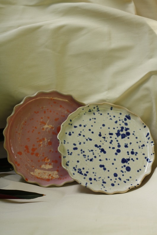 talerze, miski Talerz nakrapiany kobaltowy, różowy, ceramiczny ręcznie robiony