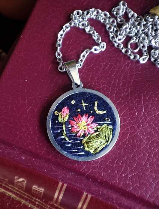 wisiory Haftowany wisiorek z lotosem