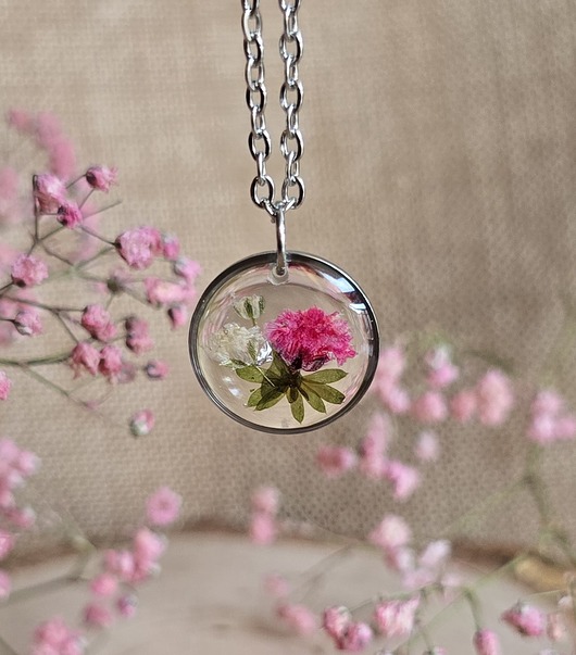 wisiory Łąka kwiatowa różowa srebrna zawieszka srebrny wisiorek kwiaty żywica