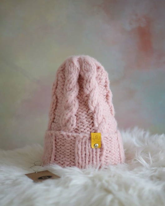 czapki damskie Różowa czapka z warkoczami LULLABY 100 % alpaka