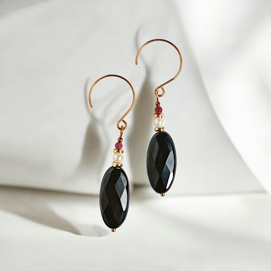 kolczyki z kamieniami Kolczyki onyks, rubin, perła : okazałe i efektowne