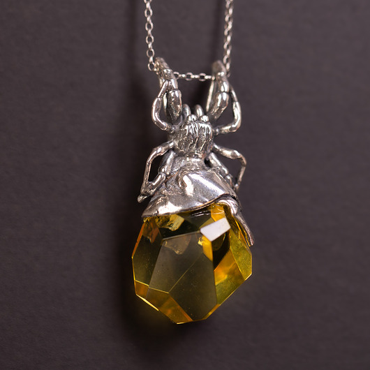 wisiory Wisiorek srebrny pająk z bursztynem bałtyckim