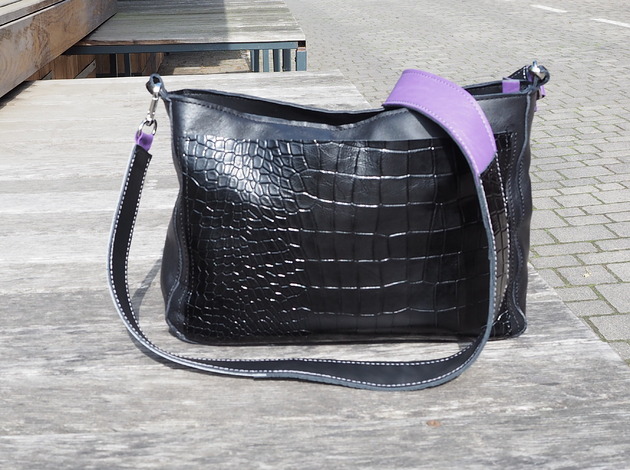 torby na ramię Czarna torebka średniej wielkości z szerokim kolorowym  paskiem