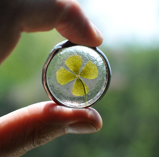 biżuteria różna Szczęśliwy amulet - koniczynka