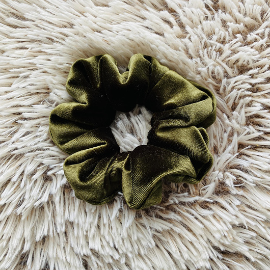 Aksamitka scrunchie Gumka do włosów Olive Nandi