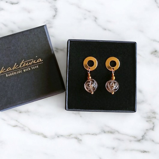 kolczyki z kamieniami Kolczyki różyczki : RZEŹBIONY kwarc dymny : wyjątkowy prezent