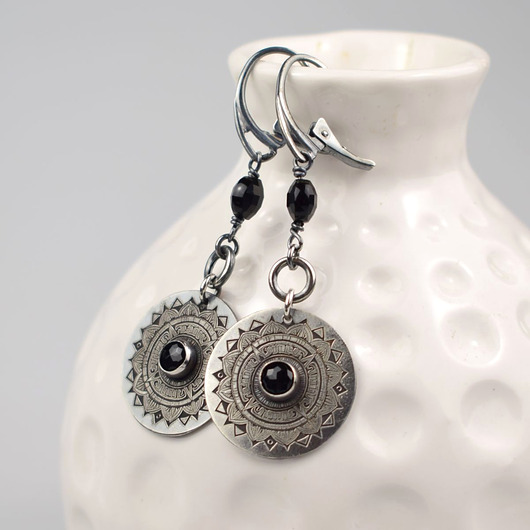 kolczyki wire wrapping Rysunki na srebrze - srebrne kolczyki z spinelem oraz onyksem