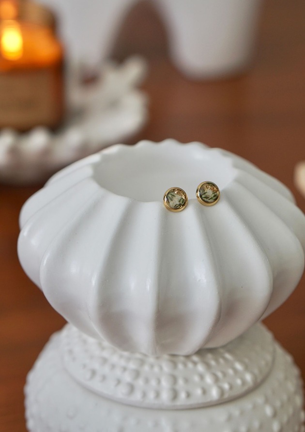 kolczyki z żywicy Kolczyki wkrętki z białą  gipsówką