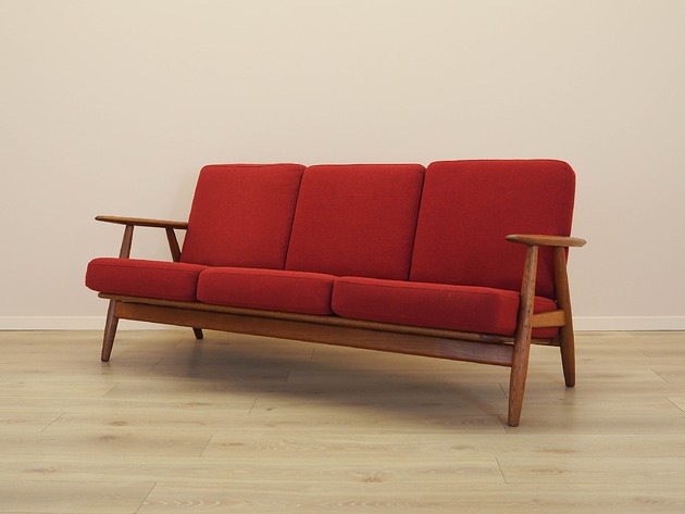 sofy i szezlongi Sofa czerwona CIGAR, duński design, lata 60, Hans J. Wegner, Getama