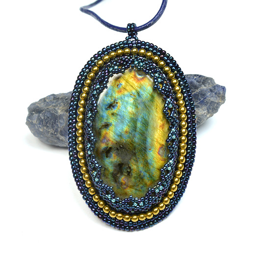 wisiory Iluve - Space II, wisior z labradorytem, haft koralikowy