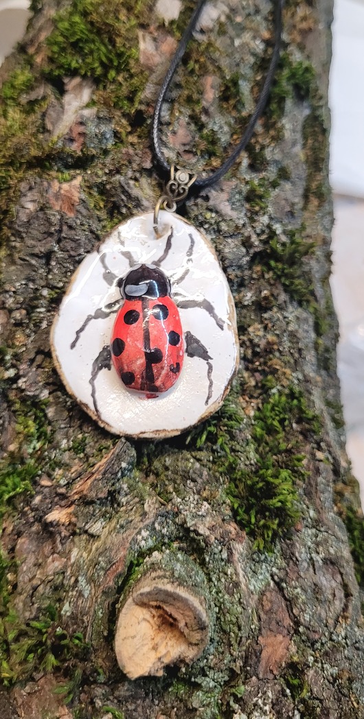 wisiory Naszyjnik z biedronką- ceramika handmade.
