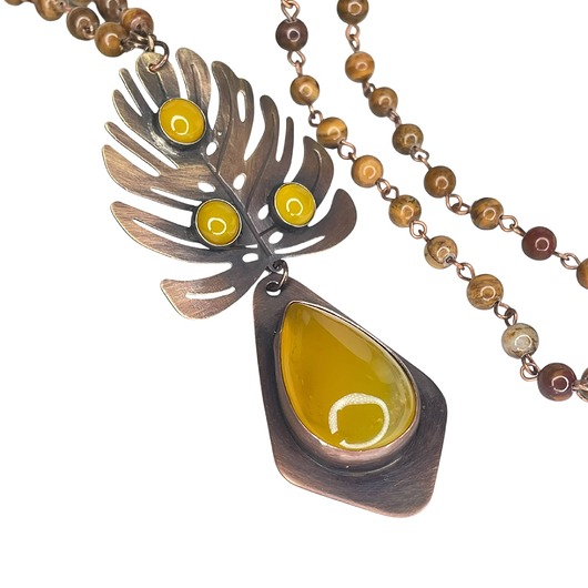 wisiory Naszyjnik z liściem monstery w otoczeniu agatów i jaspisów