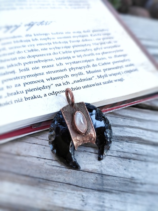 wisiory Wisior miedziany lunula obsydian moonstone III