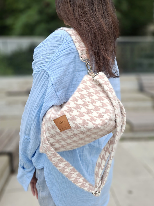 torby na ramię Mini torebka w pepitkę z puchatej tkaniny Różowa