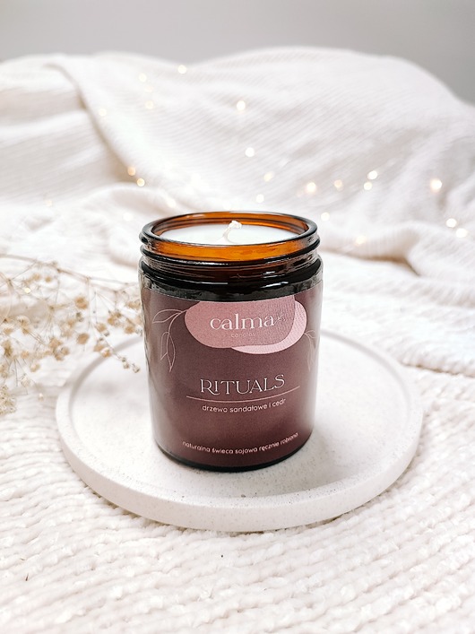 świece zapachowe Świeca sojowa RITUALS drzewo sandałowe i cedr 120 ml  CALMA