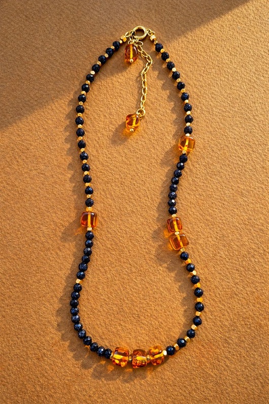 chokery Granatowy naszyjnik Noc Kairu z bursztynów i srebra z zawieszką