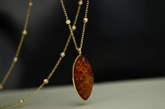 złote naszyjniki Złoty naszyjnik z koniakowym bursztynem pr. 585