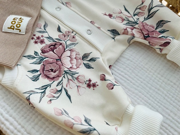 kombinezony dla dziewczynki Jasny kombinezon dresowy dla dziewczynki w kwiaty