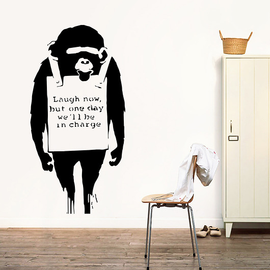 Naklejka MAŁPA Z TRANSPARENTEM Street Art Banksy trochę na ścianę
