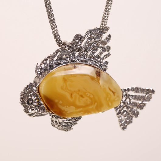 wisiory Duży wisior srebrna ryba z bursztynem bałtyckim