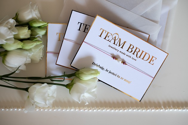 dodatki ślubne Podziękowania na Wieczór Panieński, bransoletki Team Bride