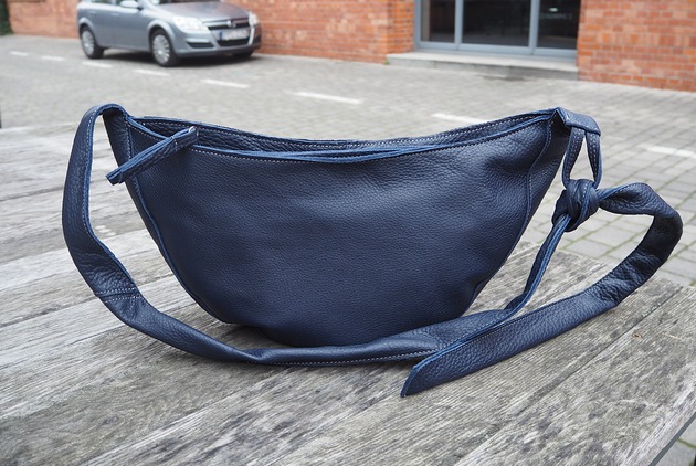 torby na ramię Rogalik średniej wielkości skórzana torebka wiązana na supeł Granatowa