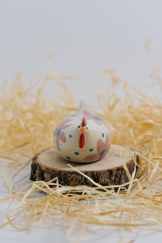 ozdoby wielkanocne Kurka w różowe kwiatki i kropki