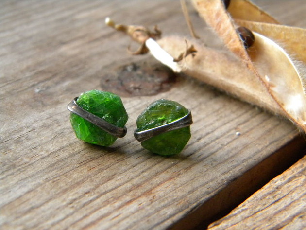 kolczyki wire wrapping diopsyd - surowe kamienie - sztyfciki