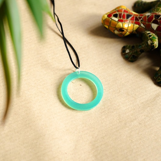 wisiory Turkusowy okrągły wisiorek świecący w ciemności i UV handmade 2,9 cm