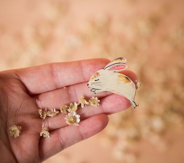 biżuteria dla dzieci Przypinka z małym zajączkiem Kasią