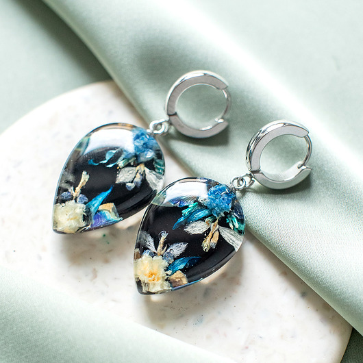 kolczyki z żywicy Kolczyki z kompozycją kwiatową