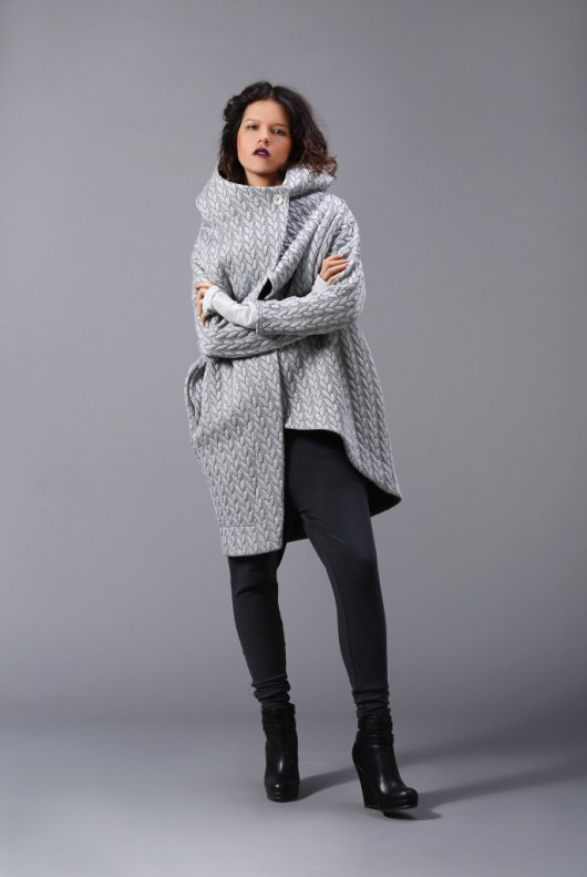 NUBEE - ASYMMETRY HOOD  Płaszcz dzianina warkocz Nubee